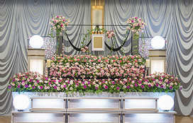 写真：葬儀に荘厳さとやすらぎを与える祭壇